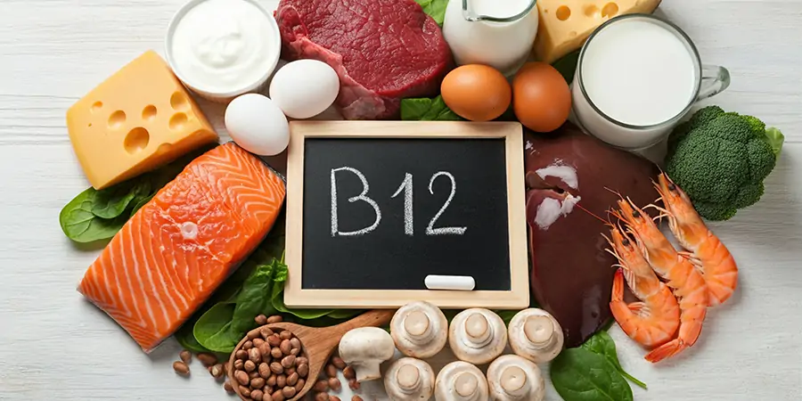 Vitamin B12 capsules alongside a brain health diagram, highlighting the importance of optimal B12 levels.